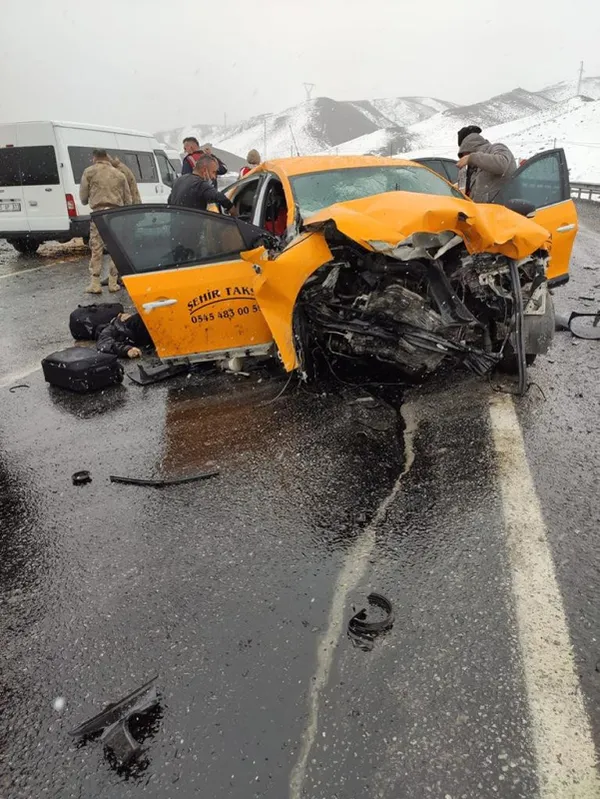 son-dakika-katliam-gibi-kaza-3-olu-7-yarali-1612530433120.jpg SON DAKİKA: Katliam gibi kaza! 3 ölü 7 yaralı-4