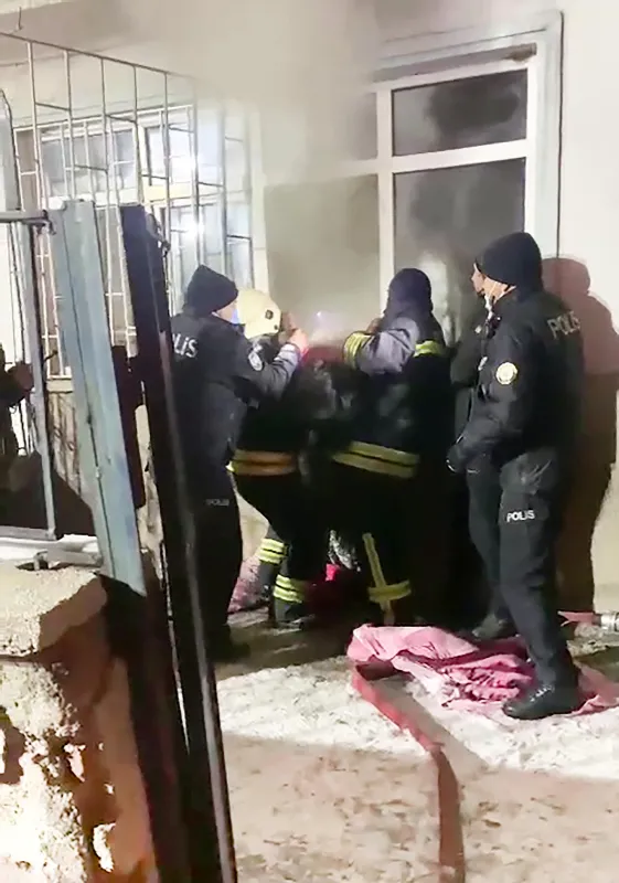 itfaiye-erinden-gorulmemis-fedakarlik-afgan-cocuklara-kendi-oksijen-maskesini-takti-sonrasinda-kalp-krizi-geci-1642411763315.jpg İtfaiye erinden görülmemiş fedakarlık! Afgan çocuklara kendi oksijen maskesini taktı sonrasında kalp krizi geçirdi-4