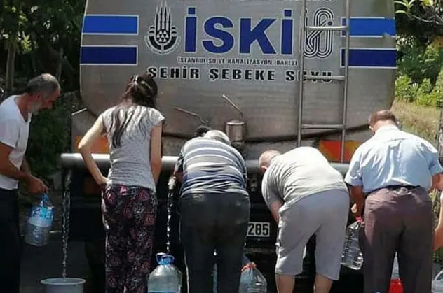İstanbul'da CHP belediyeciliği döneminde yine su kuyruğu! 26 yıl sonra aynı manzara! Sosyal medyada tepki yağdı