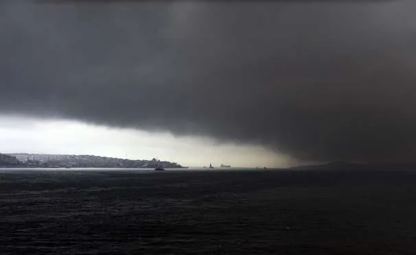 İstanbul Boğazı'nı kara bulutlar kapladı-2