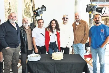 Şafak Sezer yeni yaşına dostlarıyla girdi