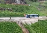 Ankarada belediye otobüsü faciası! Göle dönen yoldan geçti beton bariyer yıkıldı