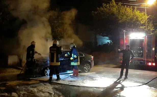 Son dakika: Çorum'da park halindeki araç alev alev yandı-1