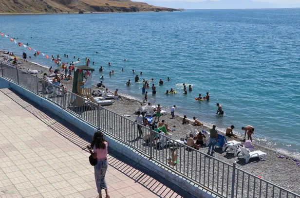 Türkiye'de tek! Van'ın mavi bayraklı Mollakasım Plajı'na turist ilgisi-4