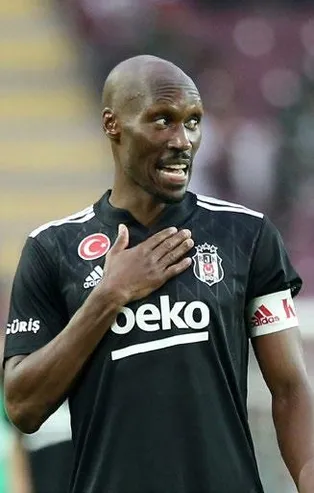 Futbol dergisi ELF VoetbalSpor Toto Süper Lig'de halen forma giyen 'en yaşlı yıldız futbolcuları' mercek altına aldı