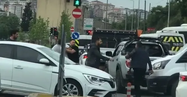 Eyüpsultan’da trafikte korku dolu anlar: Kaza sonrası bıçağına sarıldı