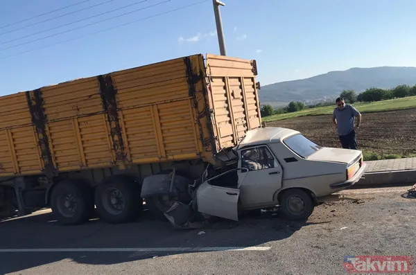 Otomobilin TIR'a çarptığı kazada! Bir aile yok oldu: Feci anlar kamerada - 5