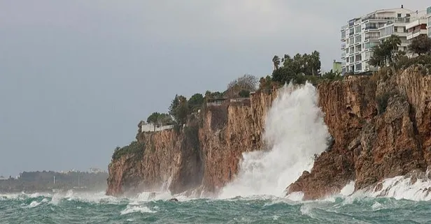 Antalya'da metrekareye 100 kg yağış uyarısı | Dalgalar falezleri dövdü: THY 11 uçuşu iptal etti