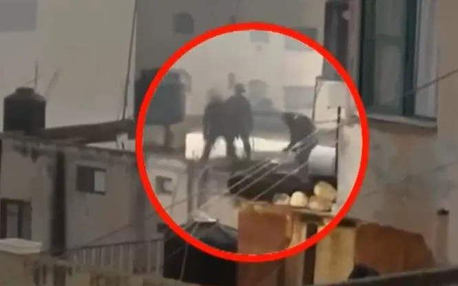 İsrail askerleri şehit olan Filistinlinin cenazesini tekmeleyerek çatıdan attı-2
