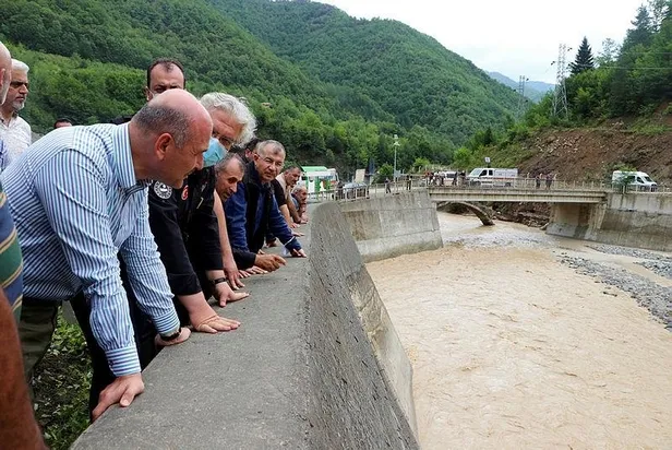 tarim-ve-orman-bakan-bekir-pakdemirli-rize-ve-artvinde-sel-bolgesini-inceledi-sali-gunune-dikkat-1627224867528.jpeg Tarım ve Orman Bakan Bekir Pakdemirli, Rize ve Artvin'de sel bölgesini inceledi! Salı gününe dikkat...-6