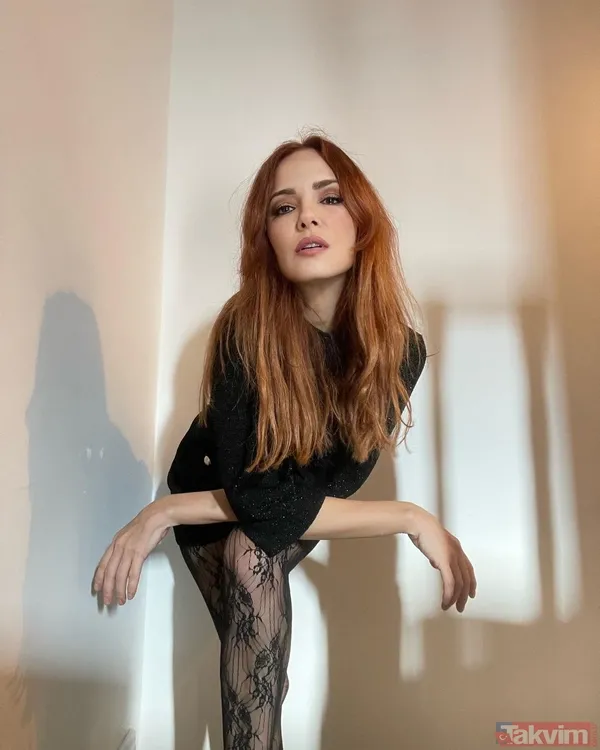 Mine Tugay havada bacak bacak üstüne attı! Siyah elbisesiyle verdiği o poz sosyal medyayı ikiye böldü! “Bile bile mi gösteriyor” - 5