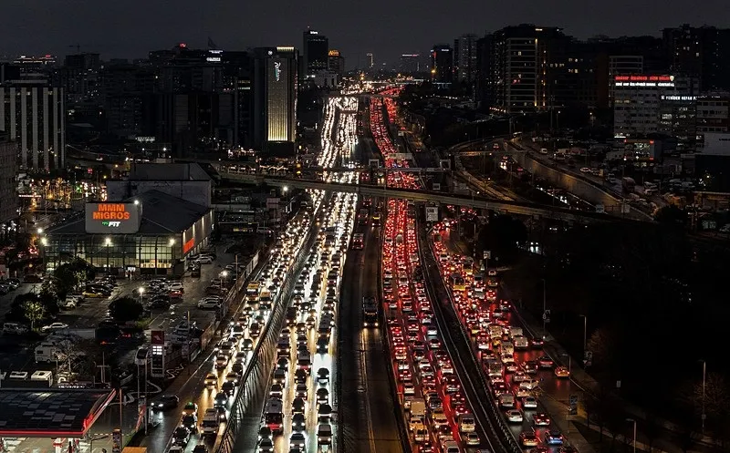 İstanbul’da akşam trafiği durma noktasına geldi: Yoğunluk yüzde 87’ye ulaştı-2