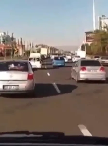 ankara-emniyet-mudurlugu-harekete-gecti-ambulansa-yol-vermeyen-5-araca-idari-para-cezasi-1656946119750.jpeg Ankara Emniyet Müdürlüğü harekete geçti! Ambulansa yol vermeyen 5 araca idari para cezası-2