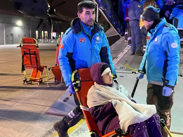 turkiyeden-gazzeye-yardim-eli-saglik-bakani-fahrettin-koca-duyurdu-gazzeli-85-hasta-ve-yarali-misirdan-turkiye-1705005557653.jpeg Türkiye'den Gazze'ye yardım eli! Sağlık Bakanı Fahrettin Koca duyurdu: Gazzeli 85 hasta ve yaralı Mısır’dan Türkiye’ye getirildi-5