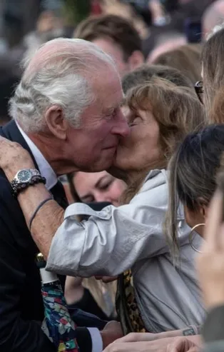 İngiltere'de 2. el bombası! 2. Elizabeth'in mor elleri sonrası Kral 3. Charles'ın kırmızı ve şiş parmakları tartışma konusu oldu