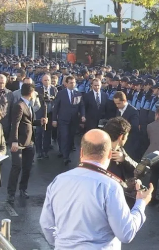 İmamoğlu kendisini 'zabıta ordusuna' karşılattı! Sosyal medyadan tepki yağdı: Bu ne kibir