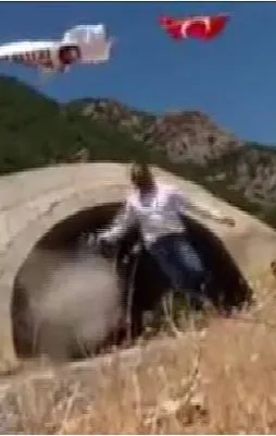 Türk bayrağını canı pahasına astı!