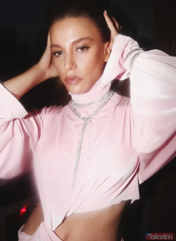 Serenay Sarıkaya kalçasına kadar dekoltesiyle semt oturuşu yaptı sosyal medya yıkıldı "Şaka mısın!" Babasının ifşası sonrası... - 7