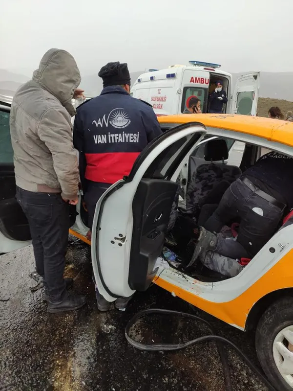 son-dakika-katliam-gibi-kaza-3-olu-7-yarali-1612530432718.jpg SON DAKİKA: Katliam gibi kaza! 3 ölü 7 yaralı-9