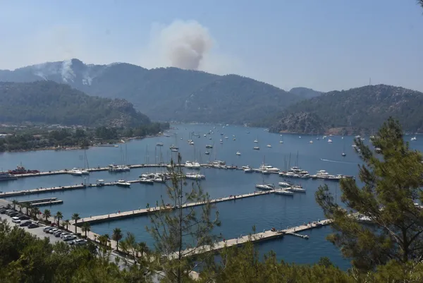 mugla-marmaristeki-yangin-ilerliyor-orhaniye-mahallesindeki-marinada-yatlar-aciga-demirledi-1627990863477.jpg Muğla Marmaris'teki yangın ilerliyor! Orhaniye Mahallesi'ndeki marinada yatlar açığa demirledi-2