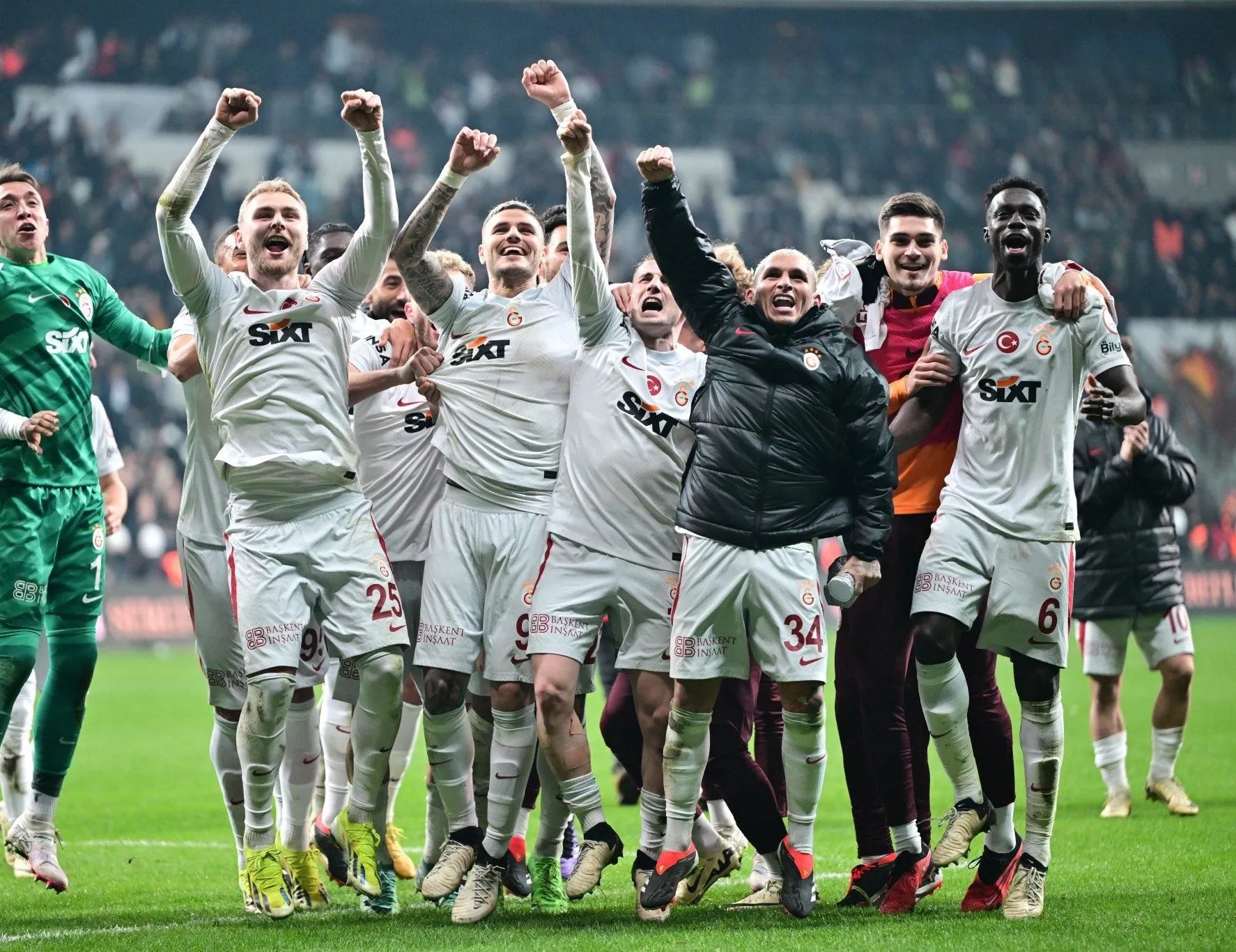 Aslan devleri zorluyor