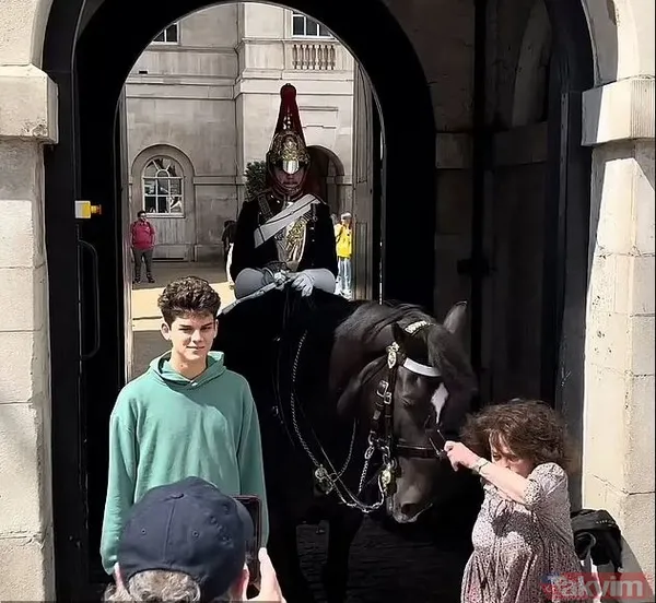 İngiltere’de Kraliyet atı krizi! Çinli turist ‘dikkat ısırır’ uyarısını görmeyince olanlar oldu: Çığlık çığlığa arkadaşlarına koştu - 2