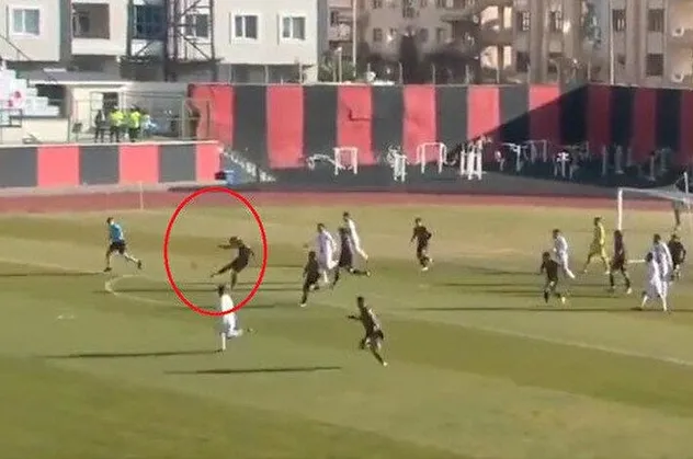 TFF 2. Lig'deki Vanspor-İnegölspor maçında Hamza Küçükköylü'den kaleden kaleye gol!