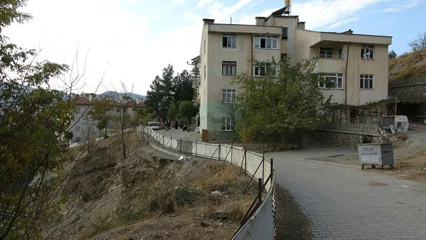 tokatta-iki-bina-cokme-riski-nedeniyle-bosaltildi-bina-sakinleri-iceri-girmeye-korkuyorlar-1604325435088.jpg Tokat'ta iki bina çökme riski nedeniyle boşaltıldı, bina sakinleri içeri girmeye korkuyorlar-3