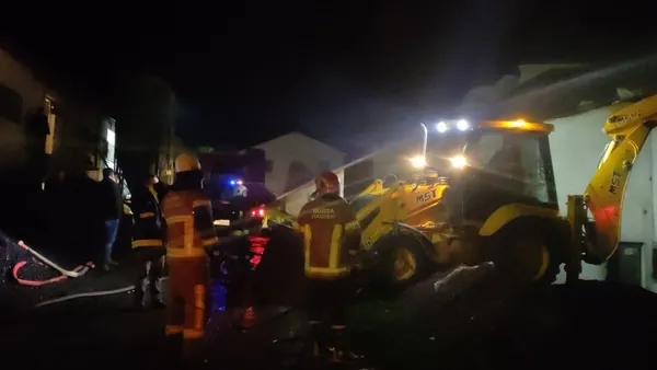 bursada-tavuk-ciftliginde-buyuk-yangin-kumeslere-sicradi-1617134236498.jpg Bursa'da tavuk çiftliğinde büyük yangın kümeslere sıçradı-2