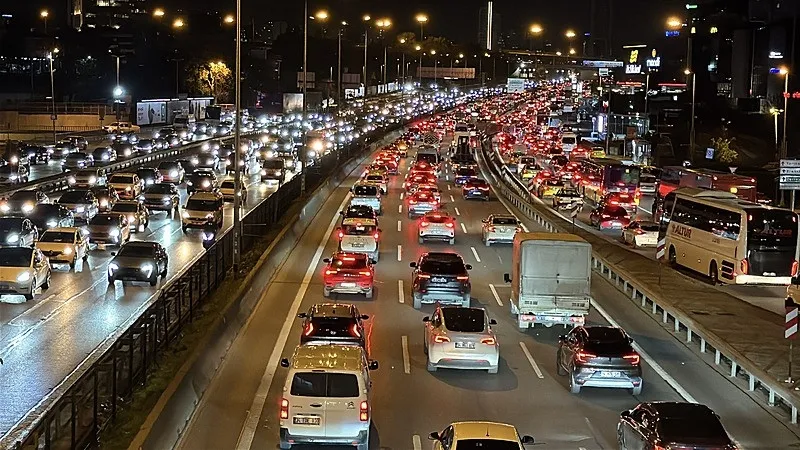 İstanbul'da mesai sonrası trafik felç! Yoğunluk yüzde 80'e çıktı (AA)