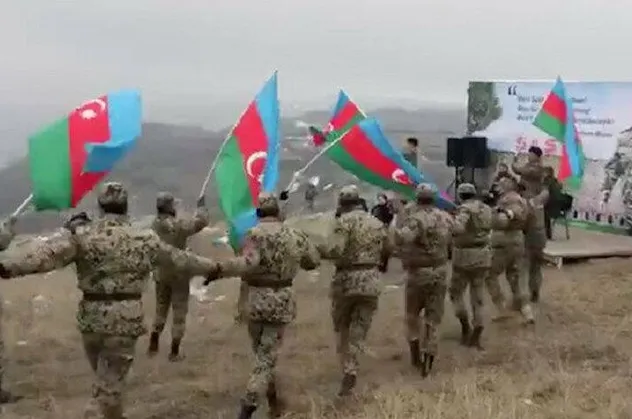 Kahraman Azerbaycan askerinden Şuşa'da zafer halayı! Paşinyan'a böyle yanıt verdiler