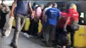 İstanbul’da endişe yaratan görüntü! Metrobüslerde sosyal mesafesiz yolculuk kameralarda