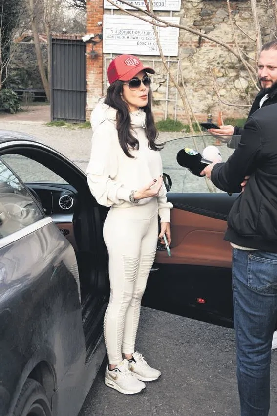 dubaide-100-etkili-ismin-davetine-katilan-meryem-uzerli-gecede-firtina-gibi-esti-dunyaca-unlu-starlari-golgede-1648581635265.jpeg Dubai'de 100 etkili ismin davetine katılan Meryem Uzerli gecede fırtına gibi esti! Dünyaca ünlü starları gölgede bıraktı-11