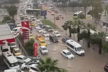 Adana'da yağış sonrası sokaklar felç oldu!