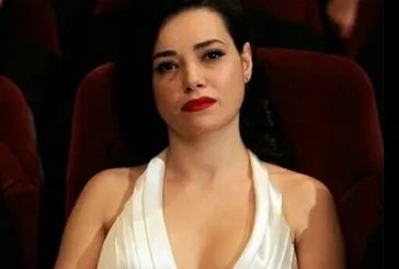 Özgü Namal’ın titizlik hastalığı set çalışanlarını çileden çıkardı! Sandalyesini bile evden getiriyor