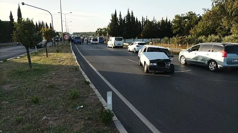 İzmir'de kaza sonrası tutanak tutan sürücülere otomobil çarptı: 2 ölü-2