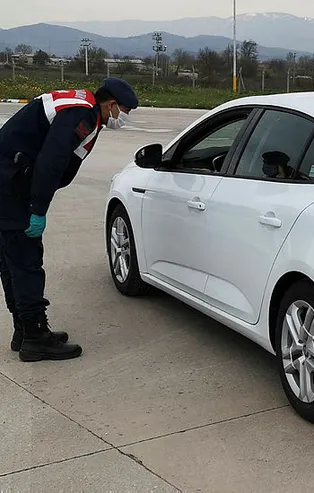 Araçta onları görünce cezayı yazdı! Koronavirüs tedbirleri kapsamında...
