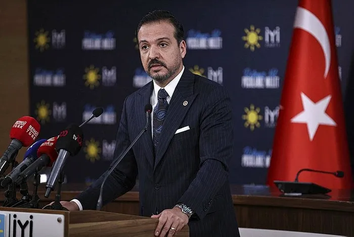 ekrem-imamoglu-ve-ozgur-ozele-soguk-dus-iyi-parti-yerel-secimlere-tek-basina-girme-karari-aldi-1701707945607.jpeg Ekrem İmamoğlu ve Özgür Özel'e soğuk duş! İYİ Parti yerel seçimlere tek başına girme kararı aldı-6