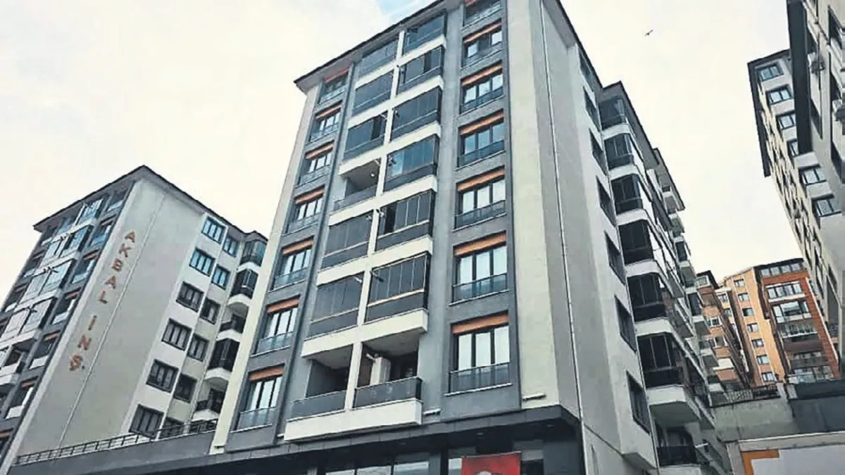 Yaşlı kadın park halindeki belediye başkanının arabasına düştü