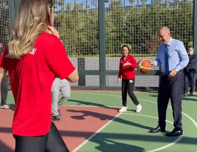 Başkan Erdoğan gençlerle basketbol oynadı