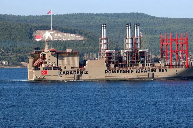 Yüzen enerji gemisi 'Karadeniz Powership İbrahim Bey' Çanakkale Boğazı'ndan geçti