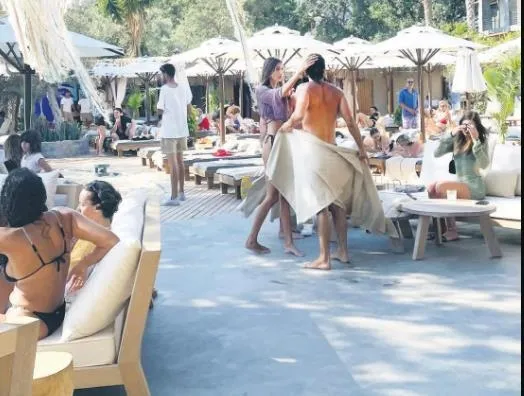 Şevval Şahin ve sevgilisi Murat Kazancıoğlu yakalandı! Kimseye aldırış etmedi