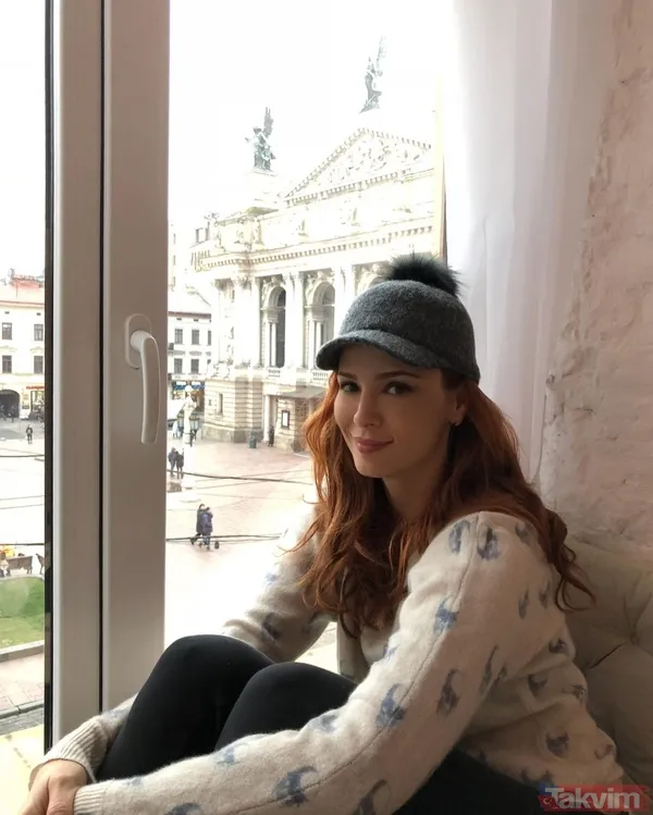 43 yaşındaki Mine Tugay göğüs dekolteli mavi elbisesi ile boy gösterdi! Derin yırtmacıyla poz verdi gören yorum yapmadan geçemedi - 5