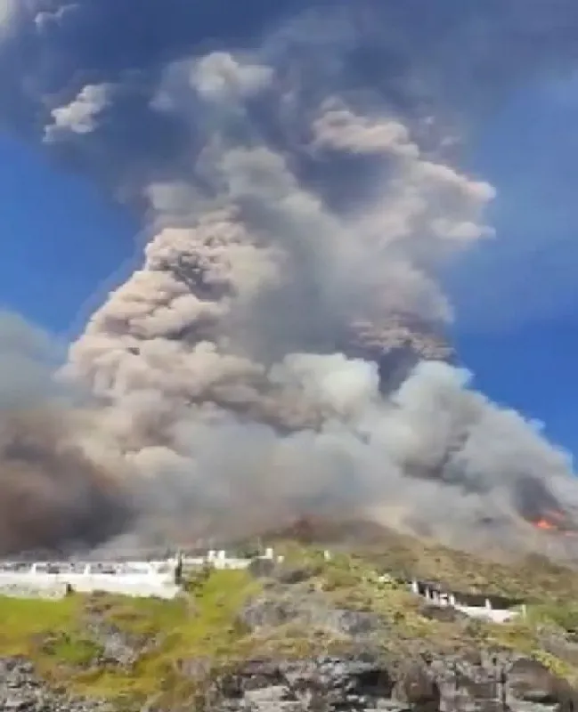 İtalya'da Stromboli Yanardağı'nda art arda patlamalar 1 kişi öldü - 4