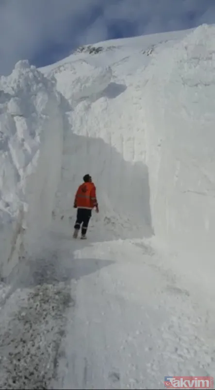 40 gün kapalı kaldıktan sonra açılan Van-Bahçesaray yolu dün gece çığ düşmesi nedeniyle yine ulaşıma kapandı - 5