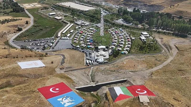kabinenin-adresi-3-kez-ahlat-baskan-erdogan-dunyaya-seslenecek-1787492459368.jpeg Kabinenin adresi 3. kez Ahlat! Başkan Erdoğan dünyaya seslenecek-2
