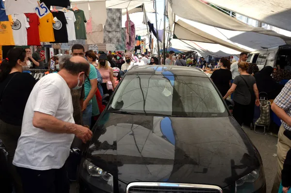 avcilarda-pazar-kurulacak-sokakta-unutulan-otomobil-tasinarak-tezgah-icin-yer-acildi-1625121955044.jpg Avcılar'da pazar kurulacak sokakta unutulan otomobil taşınarak tezgah için yer açıldı-12