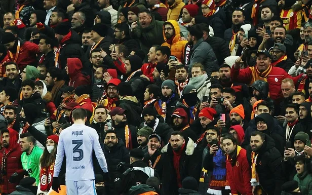 gerard-piqueye-buyuk-tepki-galatasaray-tribunleri-cildirdi-1647550483468.jpeg