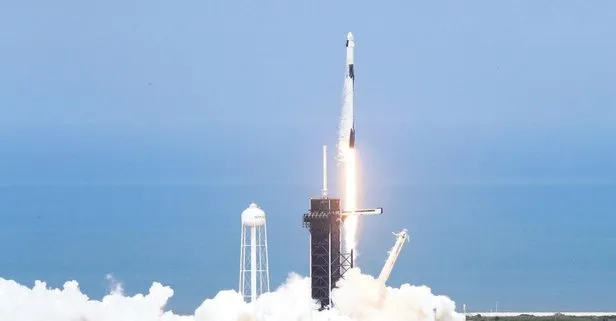 SpaceX’in ilk insanlı uzay mekiği denemesi başarıyla gerçekleşti