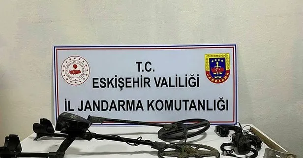 Detektörle define ararken jandarmaya yakalandılar